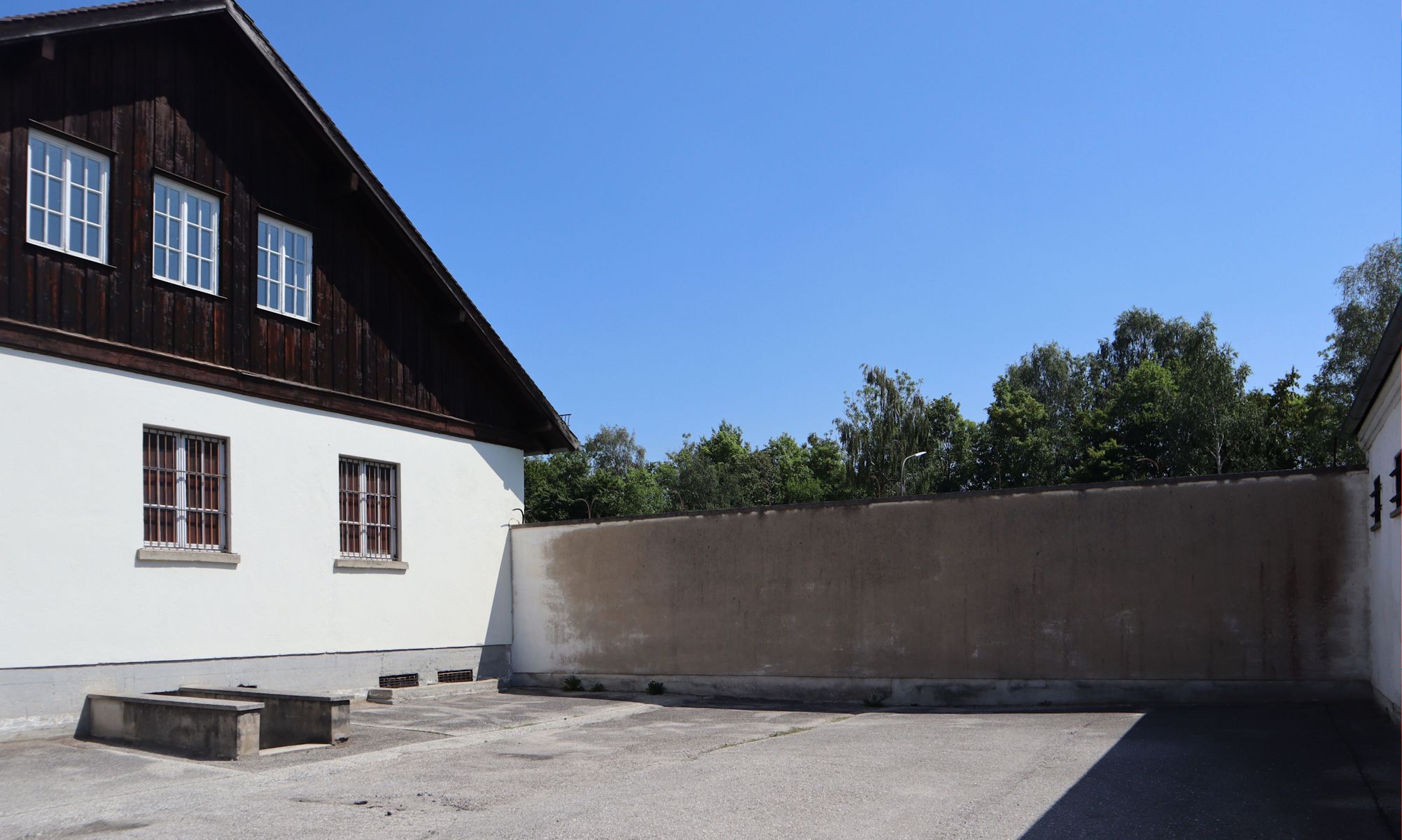 „Jourhaus”, Mauer, an der die Erschießungskommandos ihr Werk vollbrachten, im Konzentrationslager Dachau