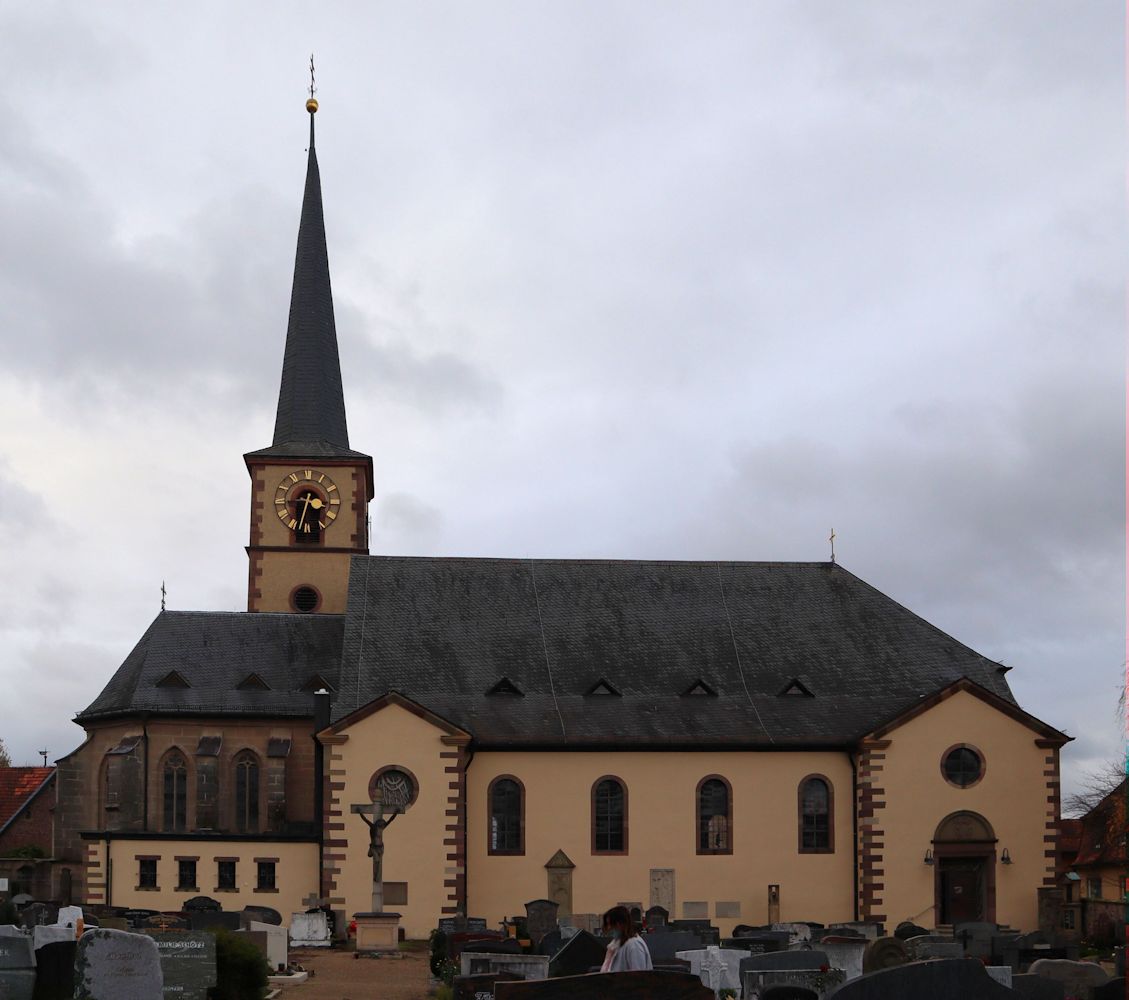 Pfarrkirche in Oberschwarzach, an der Gedenktafeln an frühere Pfarrer, darunter Georg Häfner, erinnern
