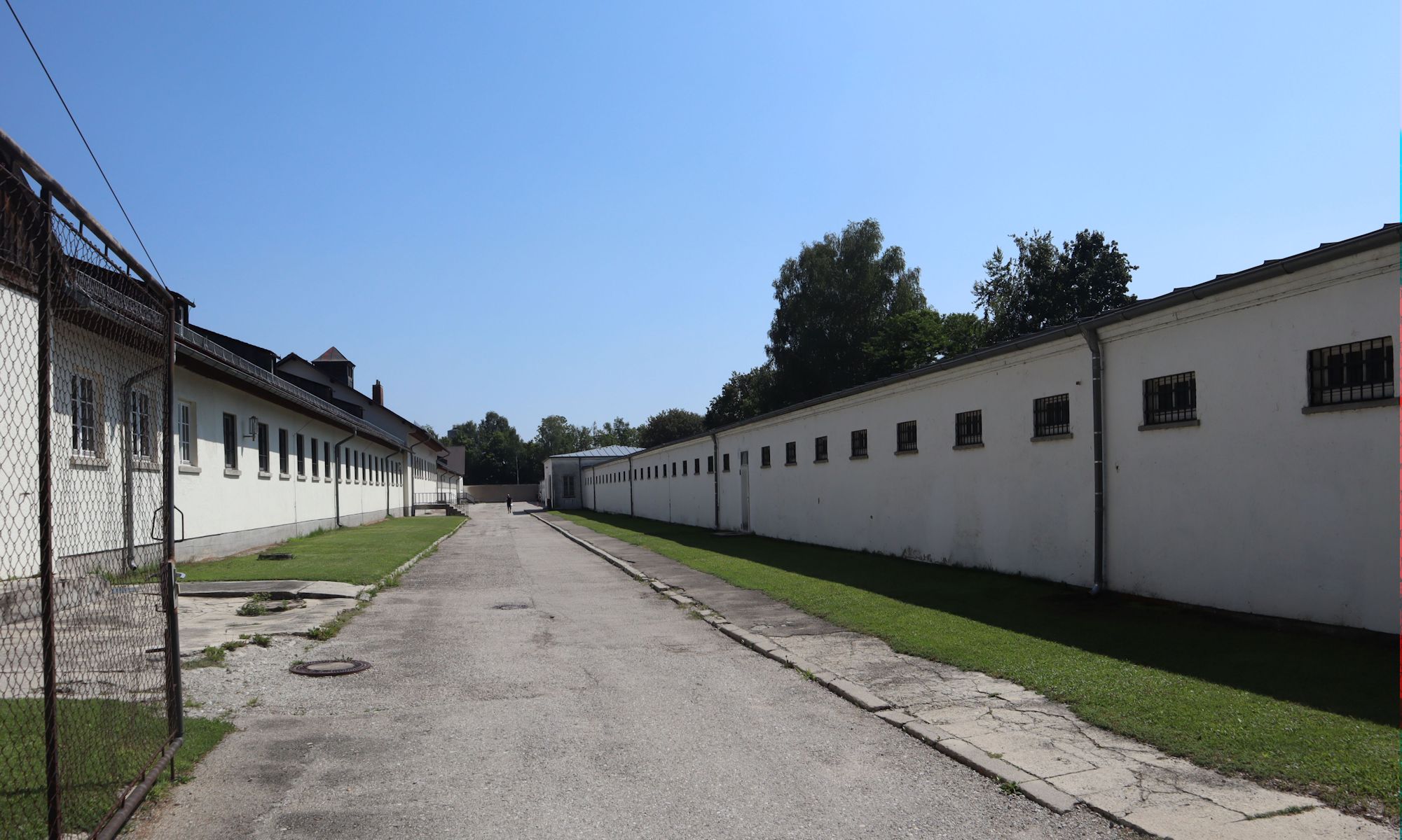 „Bau”, das Lagergefängnis (rechts) im Konzentrationslager Dachau