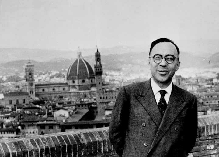 Georg La Pira, im Hintergrund die Kathedrale und davor der Palazzo Vecchio in Florenz