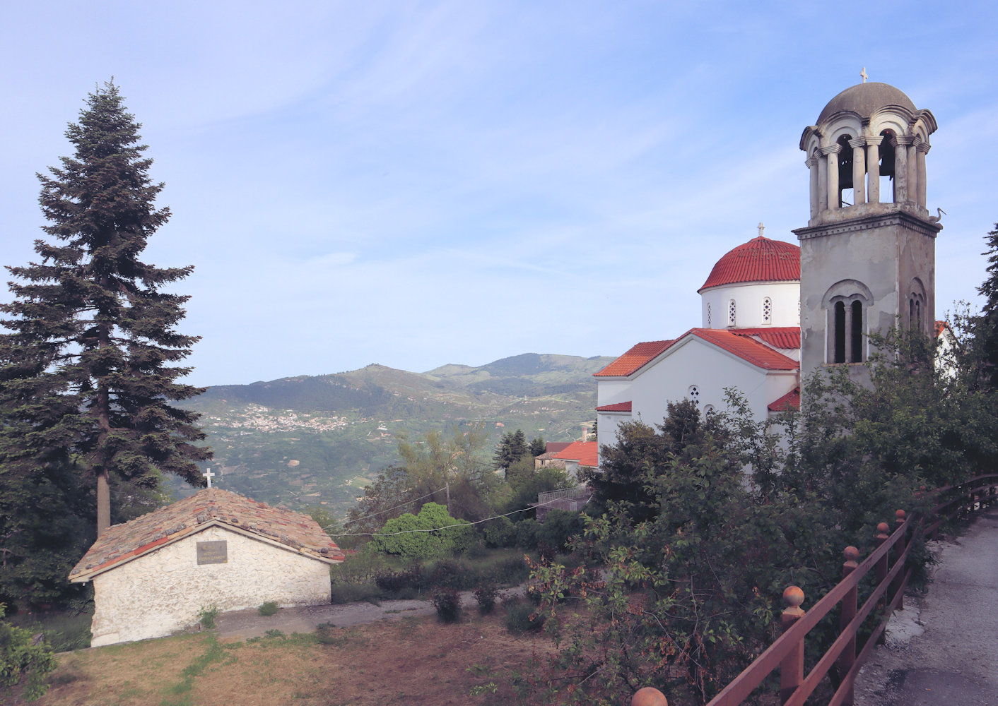 Geburtshaus von Gerasimos (links) und die ihm geweihte Kirche in Ano Trikala