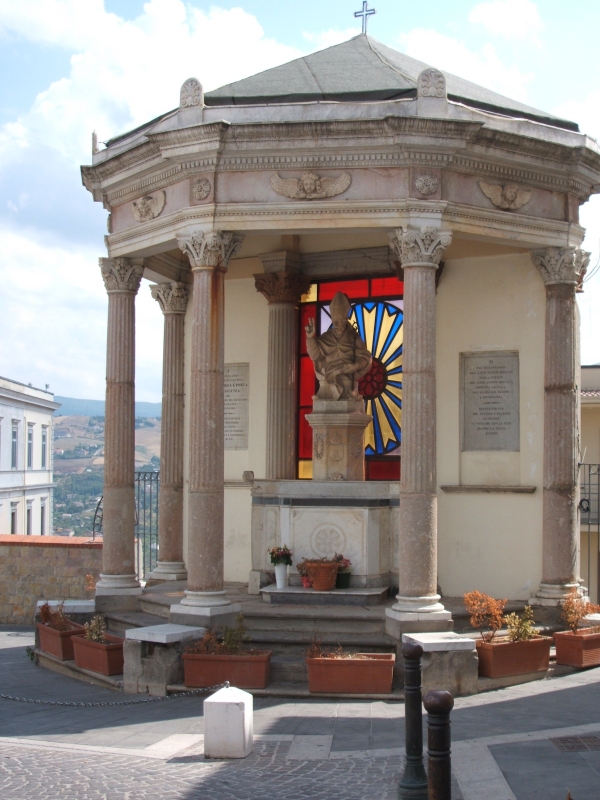 Pavillon mit Gerhard-Statue in Potenza