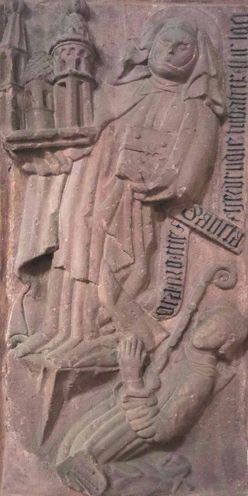 Steinrelief: Gertrud als Stifterin des Klosters in Neustadt am Main, 1438, in der Michael und ihr geweihten Kirche in Neustadt am Main