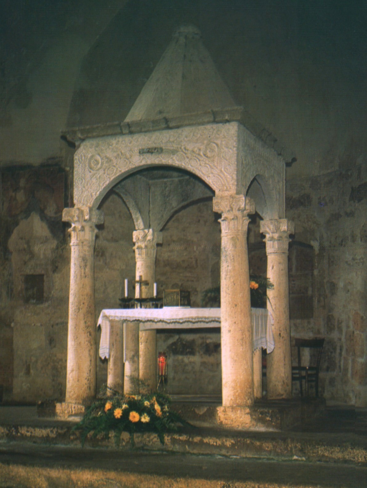 Ziborium aus dem 8./9. Jahrhundert, in der Kirche S. Maria in Sovana