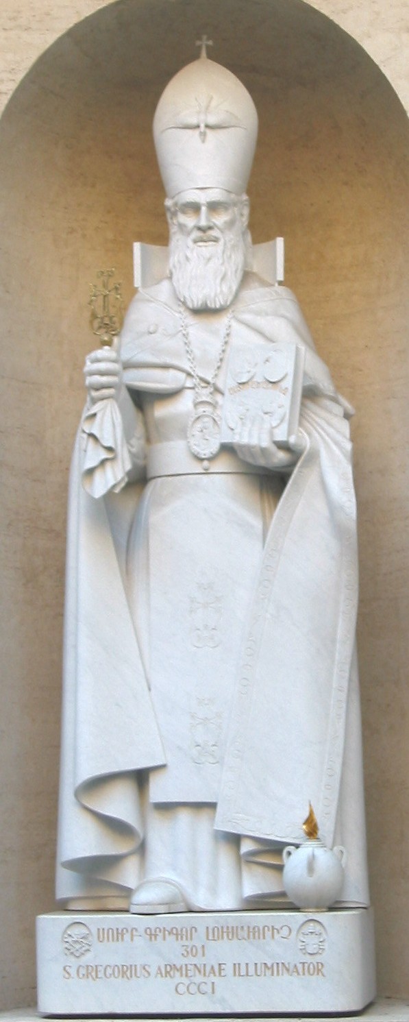 Statue am nach Gregor benannten Innenhof am Petersdom in Rom