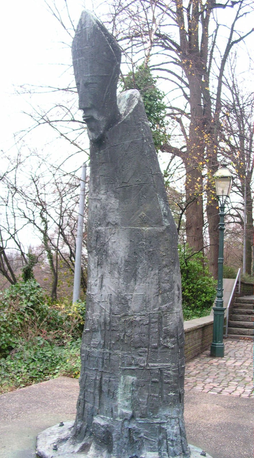 Bronzestatue vor der Kirche St. Michael in Aachen-Burtscheid