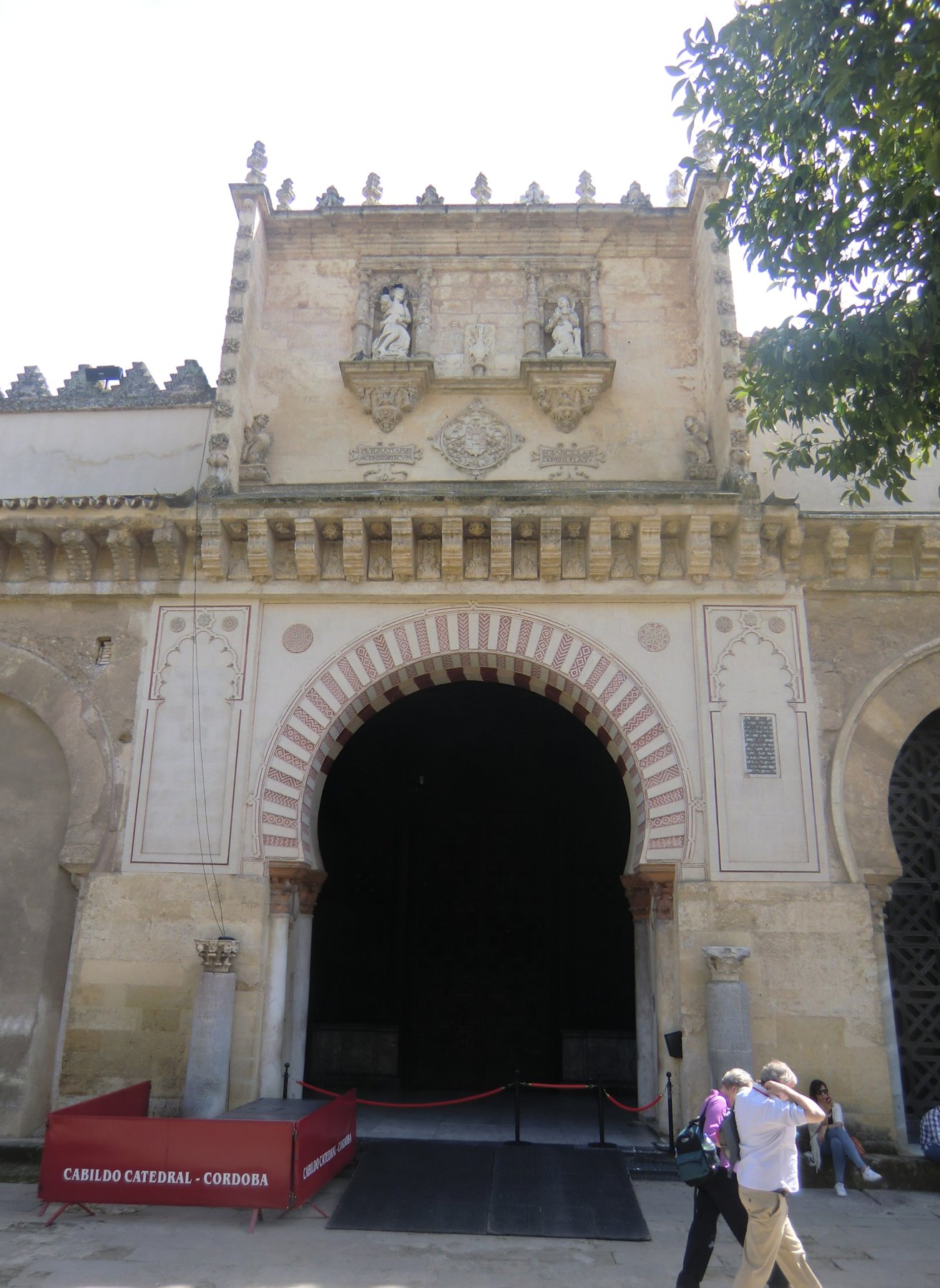Tor an der Westseite des Vorhofs der ehemaligen Moschee - „Mezquita” - in Córdoba