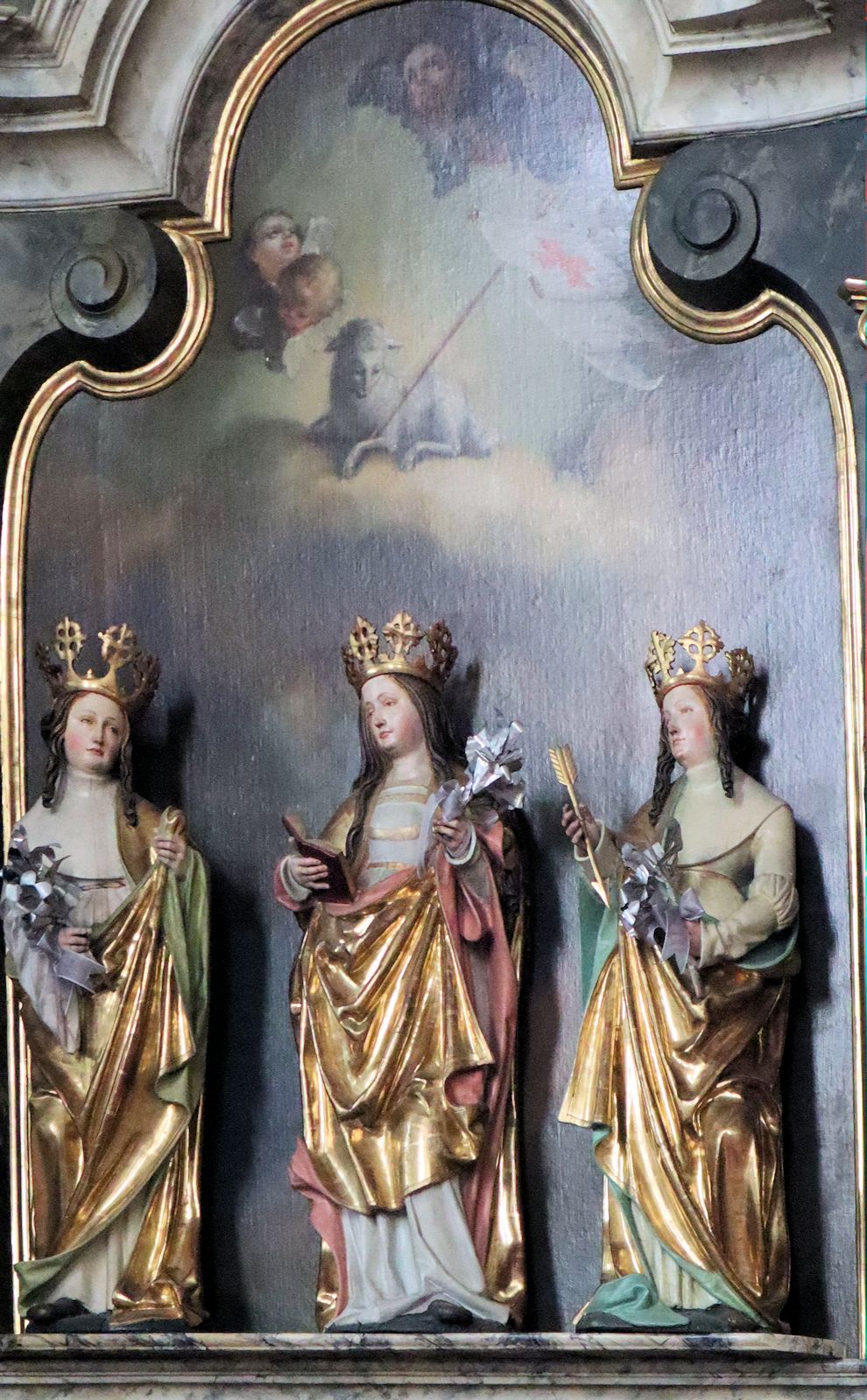 Die „drei Heiligen Madln<„, jetzt wieder Aubet, Cubet und Quere genannt, Skulpturen, um 1500, am Seitenaltar in der Pfarrkirche in Meransen