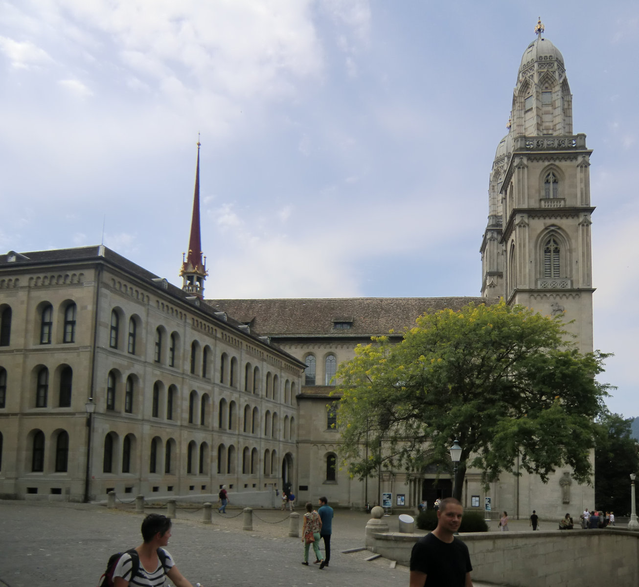 Großmünster  mit (links) dem ehemaligen Kreuzgang, der in der Reformation zur Schule - heute theologische Fakultät der Universität - ausgebaut wurde