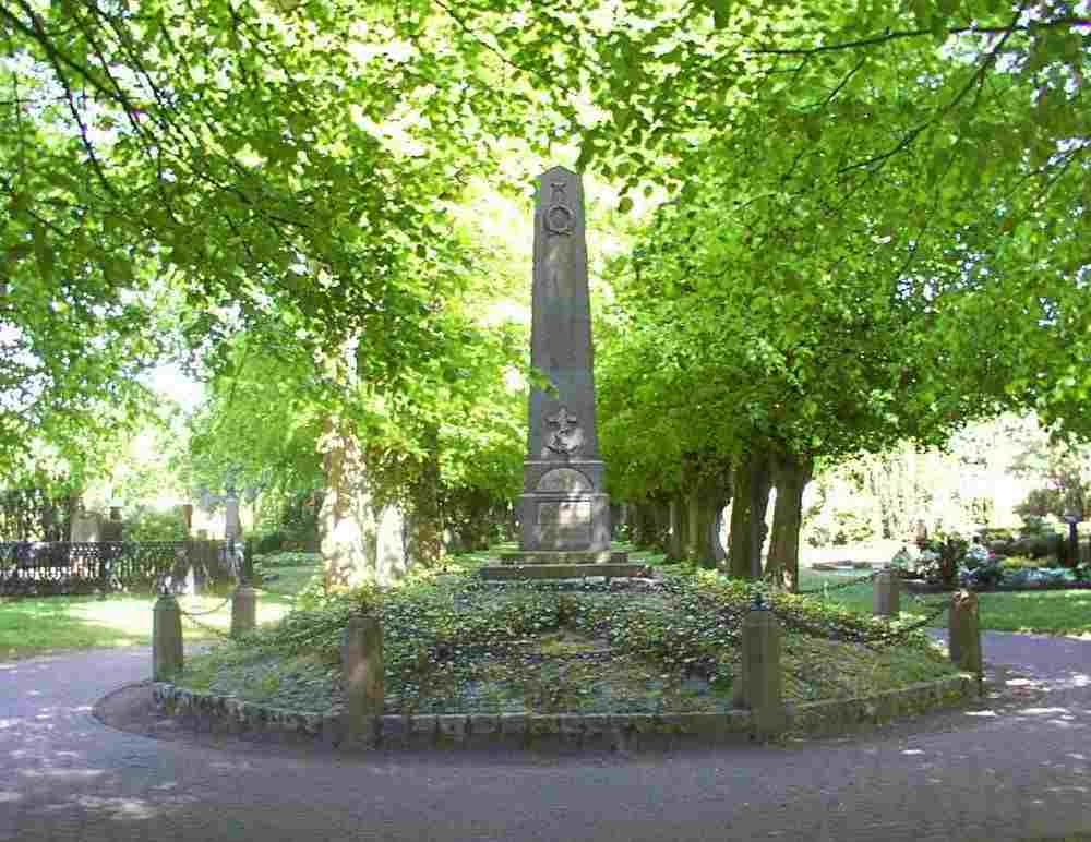 Granit-Obelisk auf dem nach Zütphen benannten Friedhof in Heide, 1825 zu seinen Ehren an der Stelle errichtet, an der er seinen Märtyrertod erlitten habe