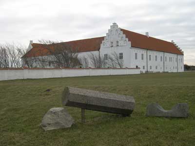 ehemaliges Kloster Vitskøl mit Resten der Ruine der Kirche