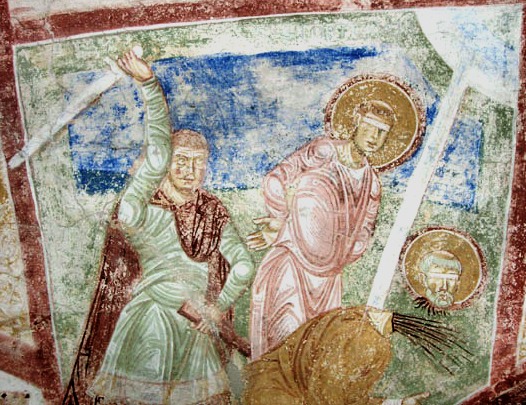 Das Martyrium von Hermagoras, dem schon der Kopf abgeschlagen ist (rechts), und Fortunatus. Fresko, 12. Jahrhundert, in der Krypta der Basilika von Aquileia