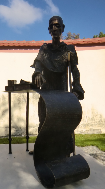 Diane Herzogin von Württemberg: Statue, 2013, vor der Schlosskirche in Altshausen