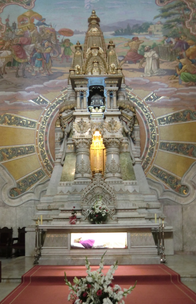 Atar für Valentin Faustino de Berrio Otchoa mit Liegefigur, in der Pfarrkirche in Elorrio