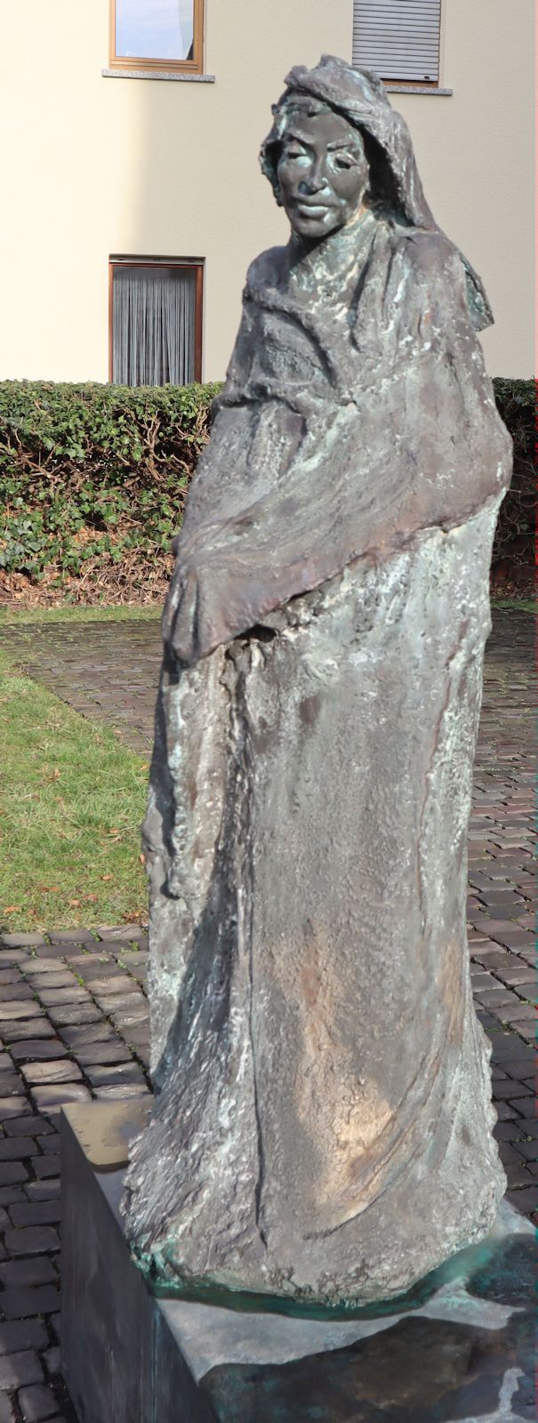 Karlheinz Oswald: Statue, 2012, vor der Kirche St. Hildegard in Bingen