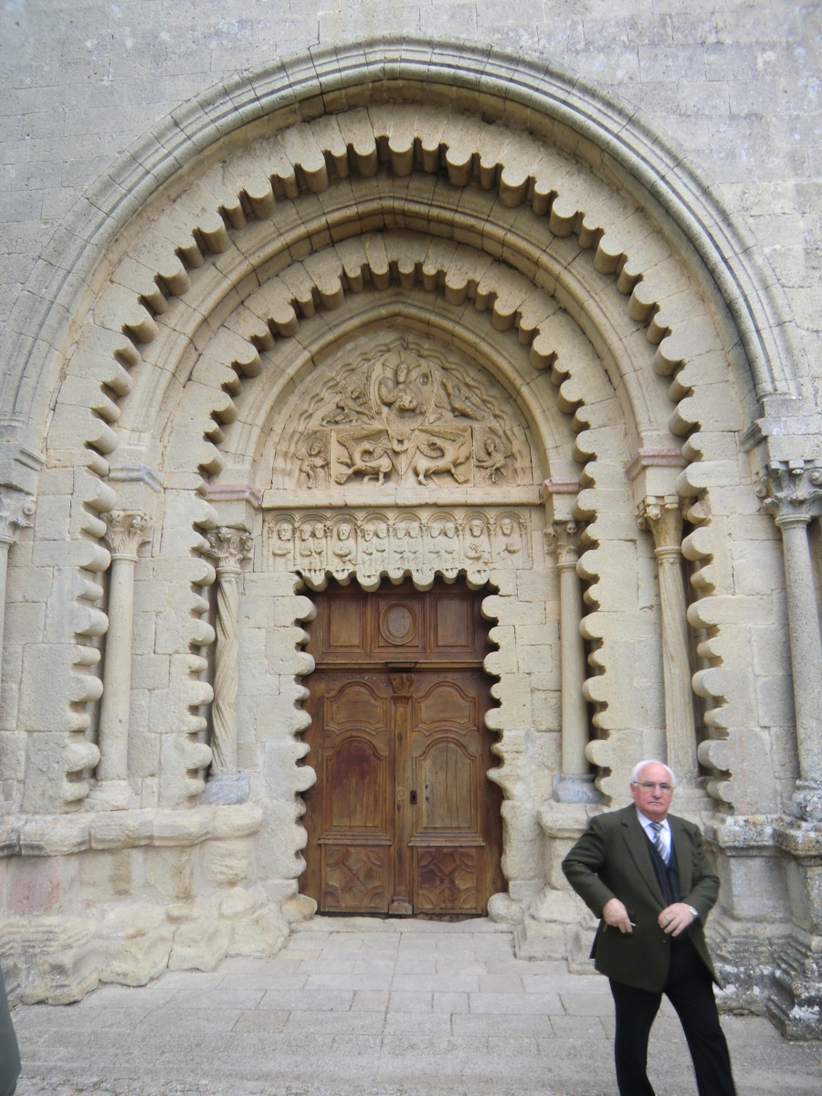 Portal der Kirche des Klosters Ganagobie: Jesus Christus beim Jüngsten Gericht, darunter die 12 Apostel
