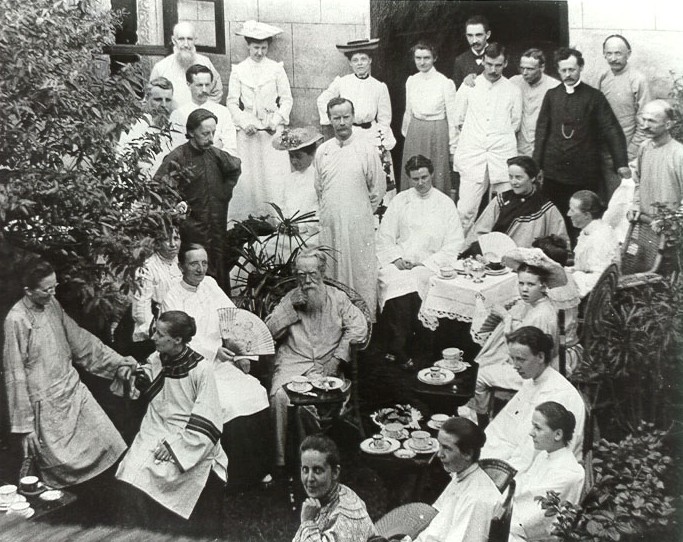 Teestunde an seinem Todestag: Taylor (Mitte) im Kreis einiger der von ihm rekrutierten Missionare