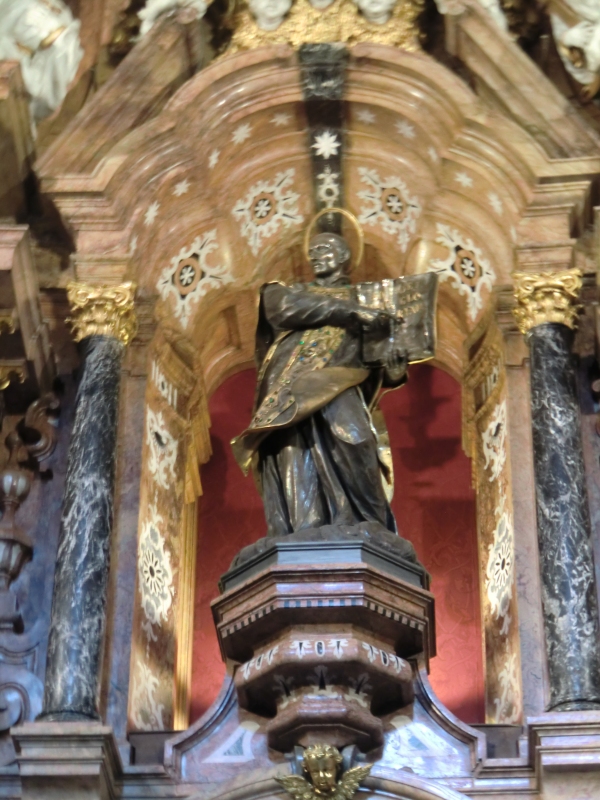 Ignatius-Statue am Hochaltar der Kirche im Sanktuarium Ignatius in Loyola