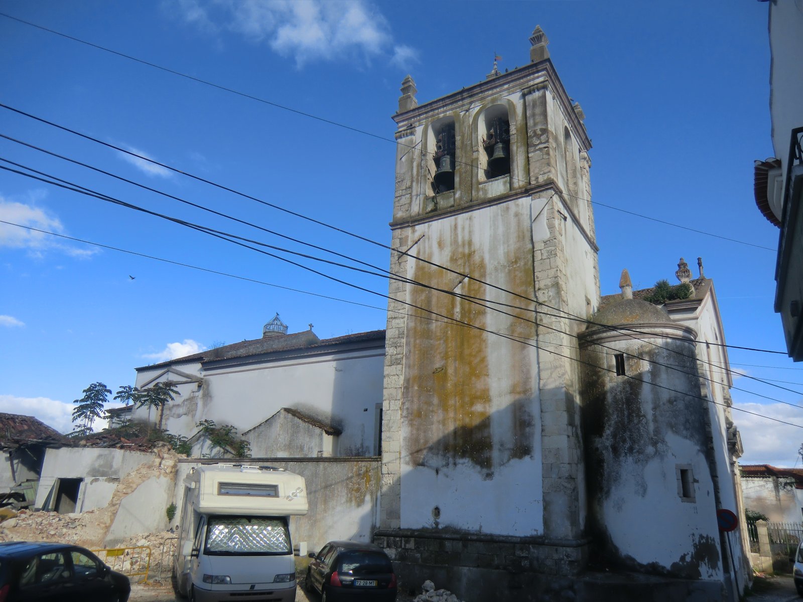 Kirche Santa Iria de Ribeira - „heilige Irene vom Fluss” - in Santarém, nach der maurischen Besetzung im 12. Jahrhundert erbaut, 1688 erneuert, wegen Baufälligkeit geschlossen, die Renovierung ist seit längerem beabsichtigt