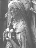 Statue der Klostergründerin