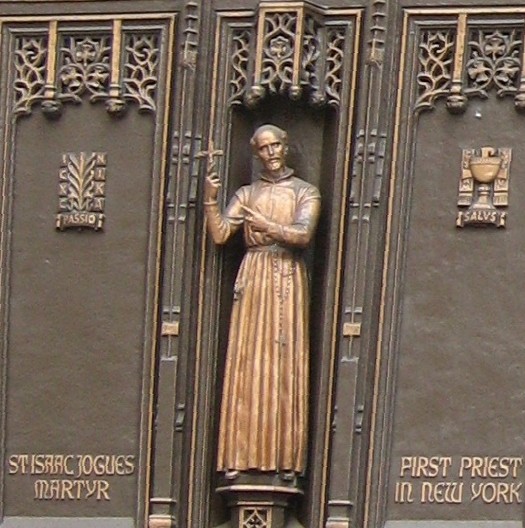 Skulptur an einer Kirchentür in Uptown New York, USA