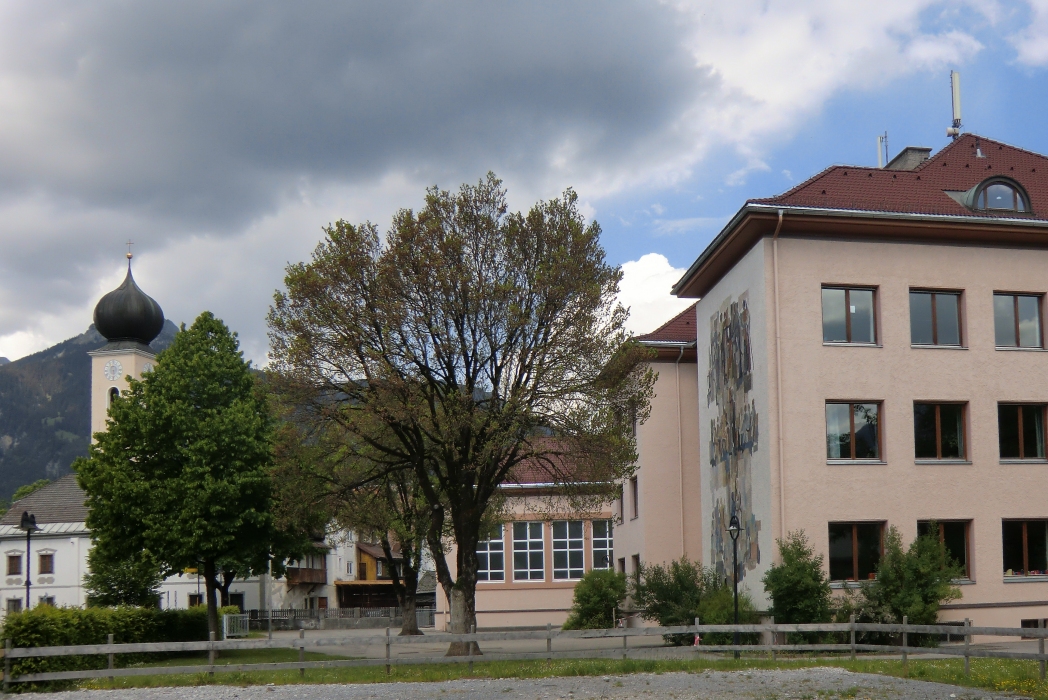 Schulhaus und Kirche in Reutte in Tirol heute
