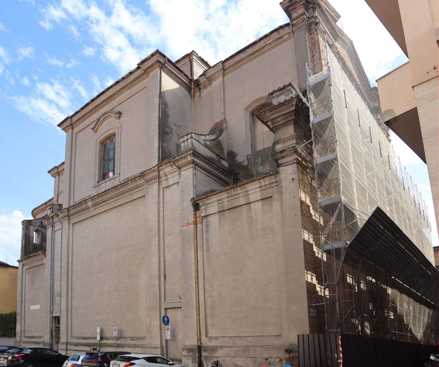 Seite und eingerüstete Fassade der Kirche dei Servi in Faënza