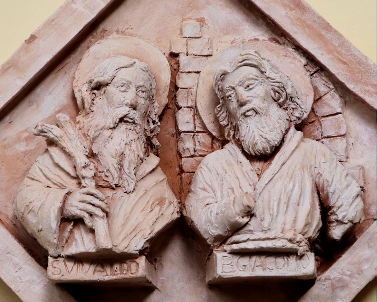 Roberto Chiti und Giorgio Finazzo: Jakob (rechts) und Vivaldus von San Gimignano, Terracottarelief, 2019, im Kreuzgang der Kathedrale in Volterra