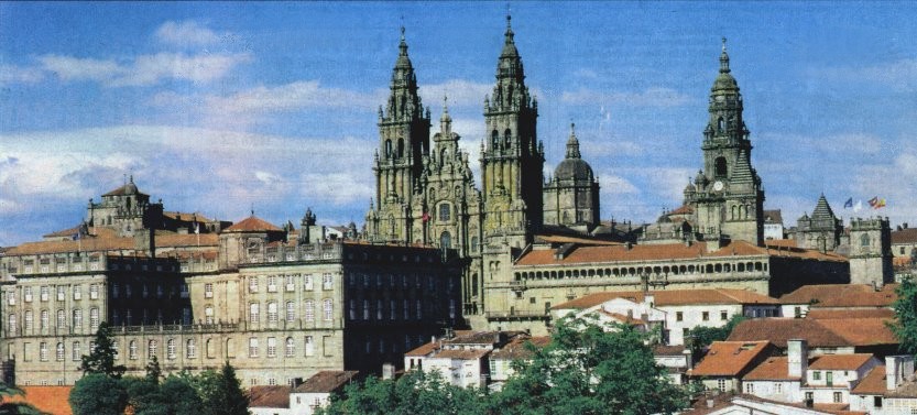 Kathedrale in Santiago de Compostela von Westen, davor der Palast „de Raxoi” für den Klerus aus dem 18. Jahrhundert, heute Rathaus der Stadt, (links) und dem Hieronymuskolleg aus dem 17. Jahrhundert, heute Universität (rechts)