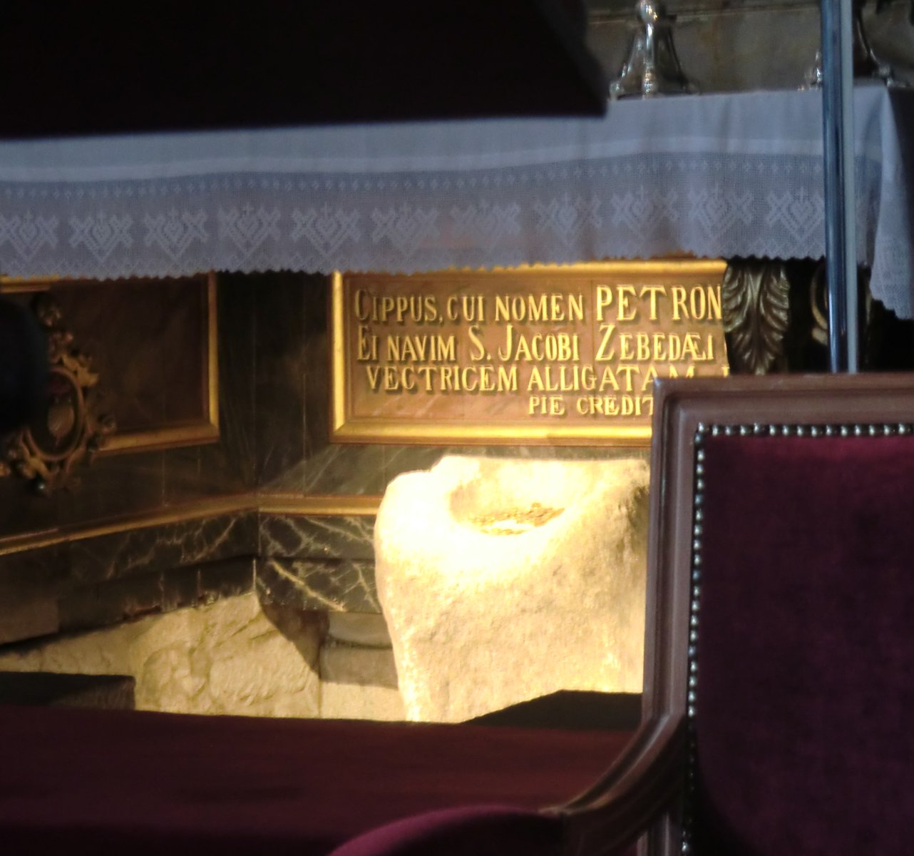 Stein unter dem Altar der Kirche Santiago Apostolo in Padrón, an dem Jakobus sein Boot festgemacht habe
