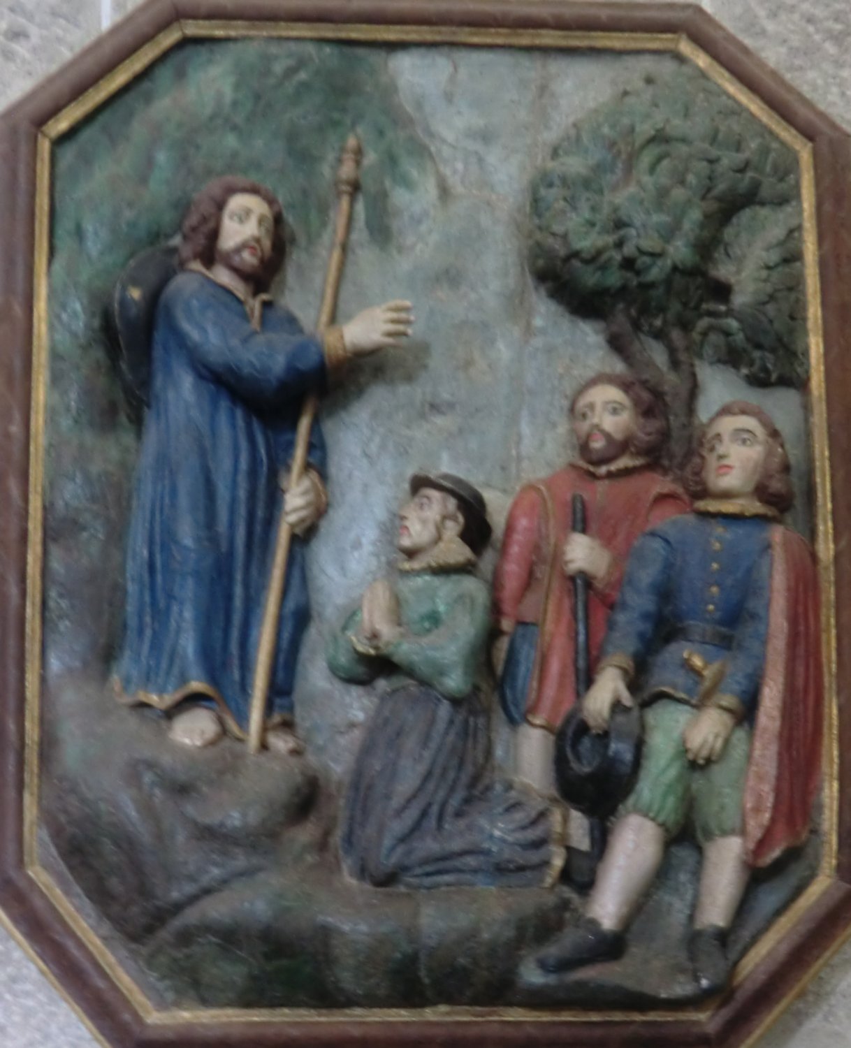 Relief: Jakobus, begleitet von seinen zwei Schülern, tauft nach seiner Ankunft in Spanien Königin Lupa, 16./17. Jahrhundert, in der Kirche Santiago Apostolo in Padrón