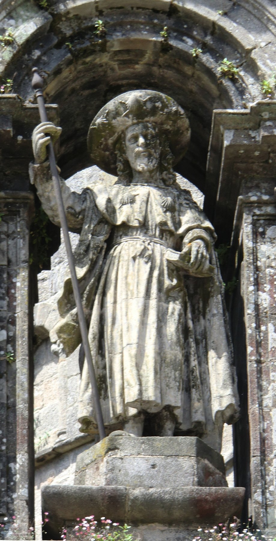 Statue über der „Pforte der Vergebung” an der Ostseite der Kathedrale in Santiago de Compostela