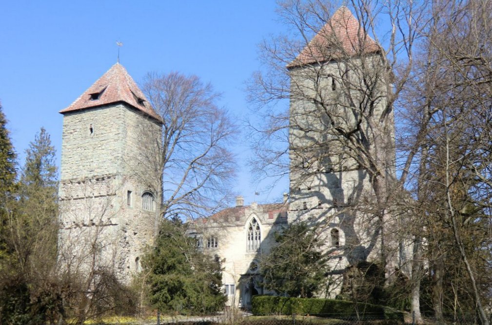 Burg des Kostanzer Bischofs in Gottlieben, erbaut 1251 von Bischof Eberhard II. als doppeltürmige Wasserburg, um der aufständischen Konstanzer Bevölkerung auszuweichen