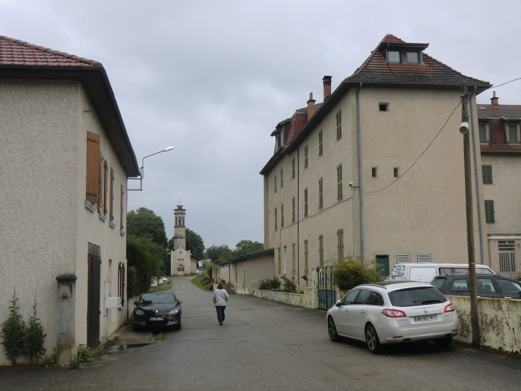 früheres Oblatenkloster (rechts) und Wallfahrtskapelle (hinten) in Notre-Dame de l’Osier