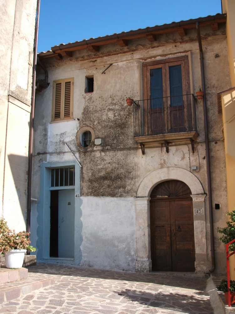 Joachims Elternhaus, direkt neben der Kirche dell'Assunta in Celico, in deren Sakristei er der Überlieferung nach geboren wurde