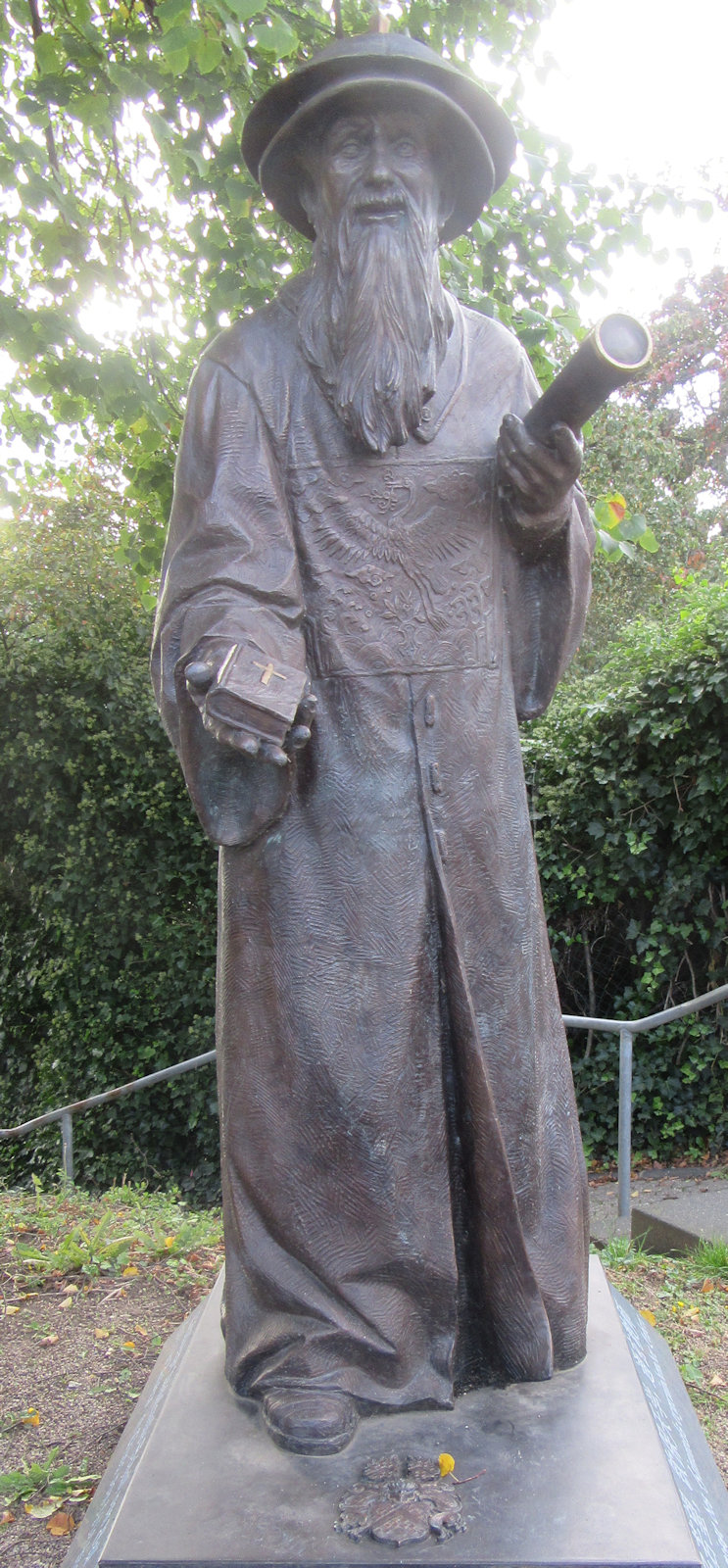 Statue vor der Kirche in Meckenheim-Lüfelberg bei Bonn