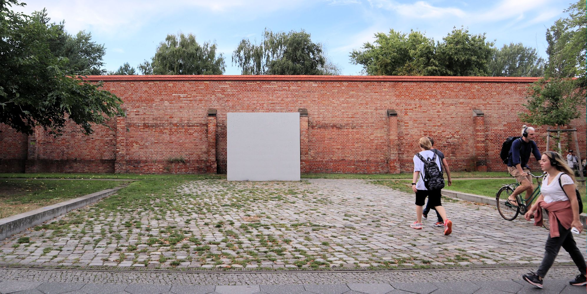 Eingang zum „Geschichtspark” an der Stelle des ehemaligen Gefängnisses an der Lehrter Straße in Berlin-Moabit