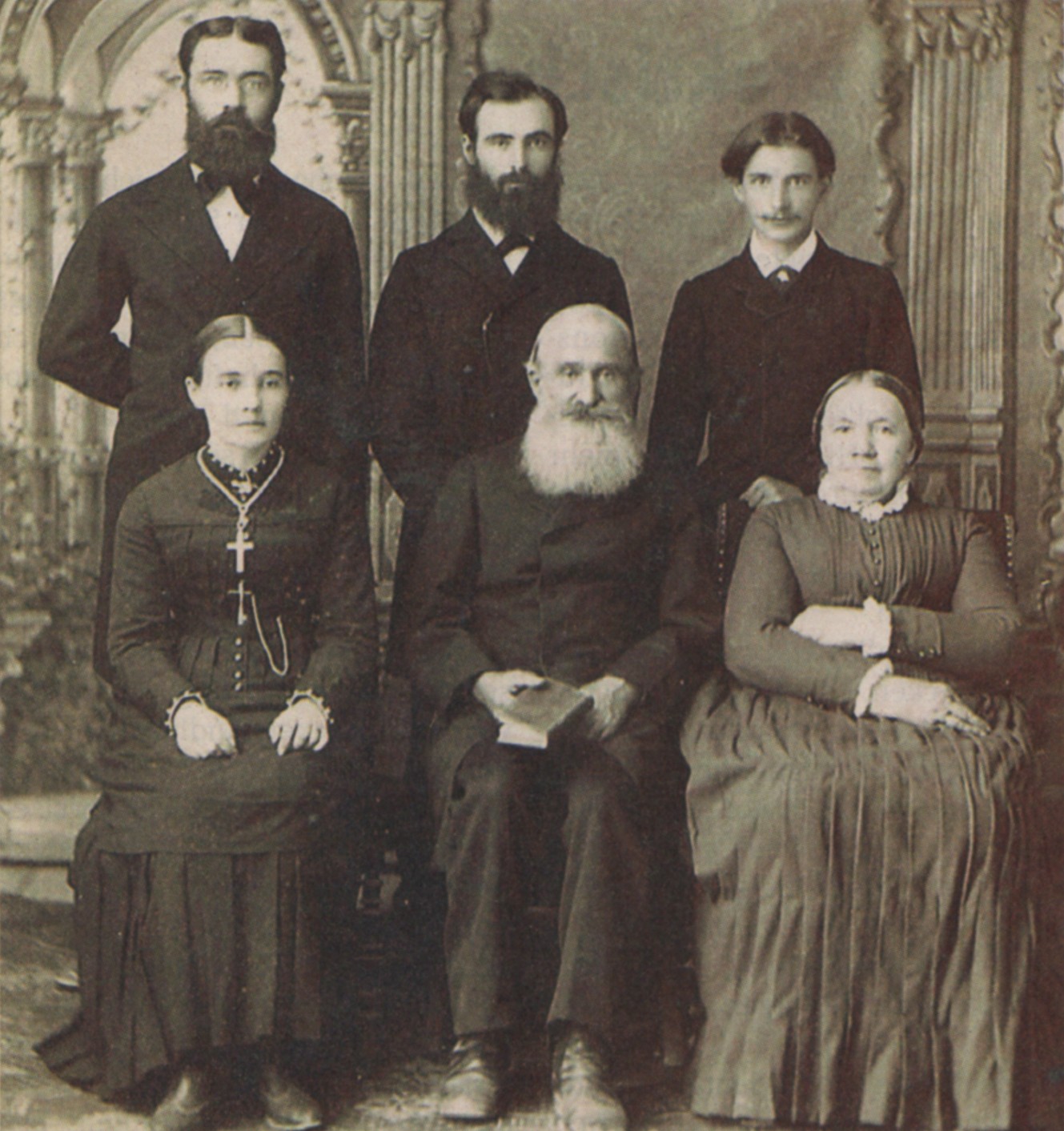 Johann-Ludwig Schneller (vorn Mitte) mit seiner Familie in Jerusalem