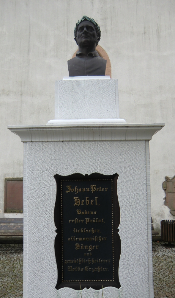 Denkmal gegenüber dem Hebelhaus in Hausen im Wiesental