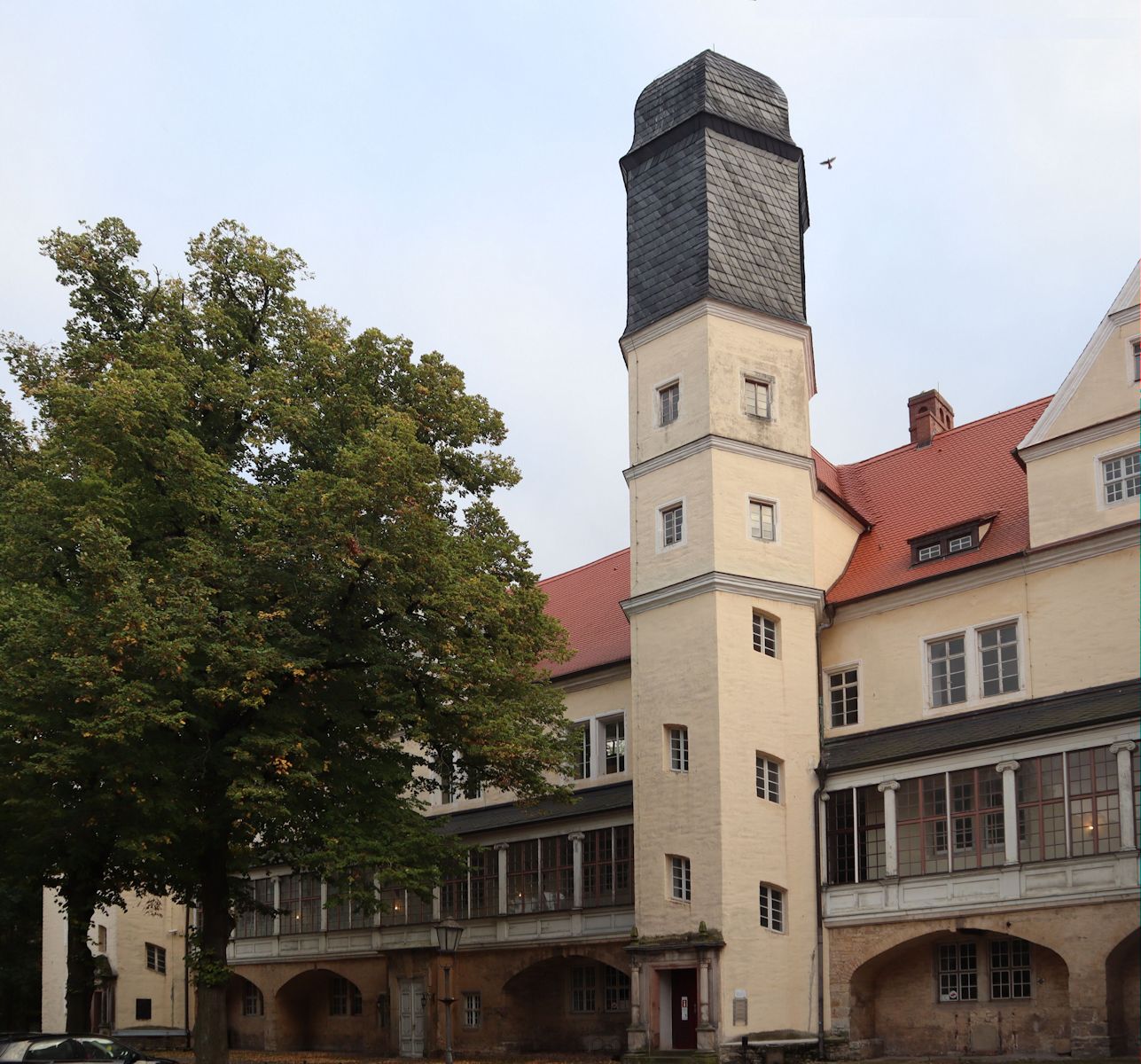 Innenhof des Schlosses in Köthen mit Zugang zur Kirche, in der Bach wirkte, im Turm