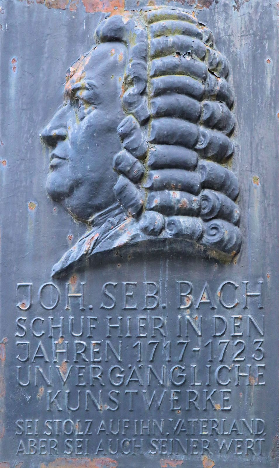 Bronzeplatte am Turm des Schlosses in Köthen