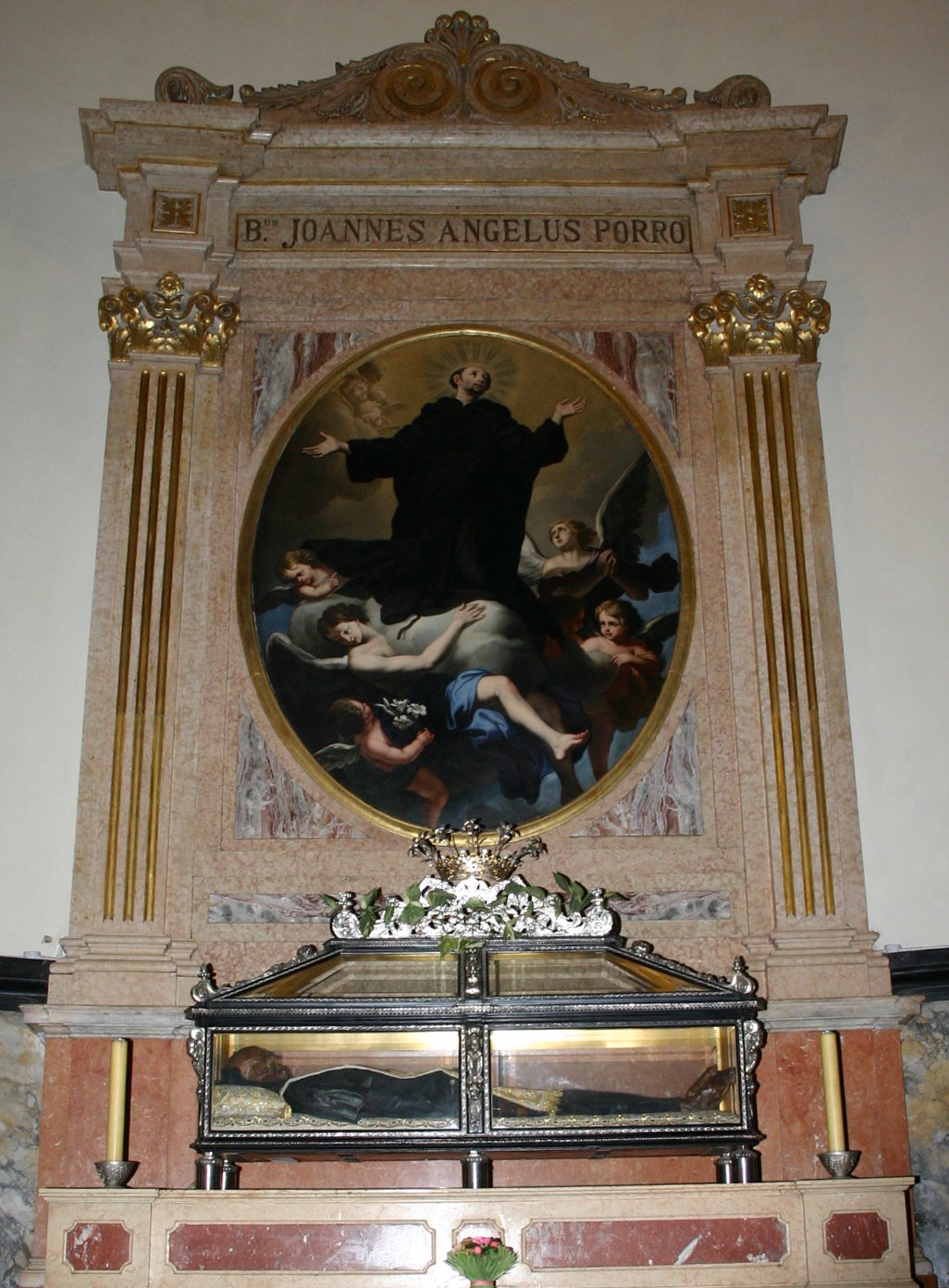 Altar mit Johannes Angelus' Glassarg in der Servitenkirche San Carlo al Corso in Mailand