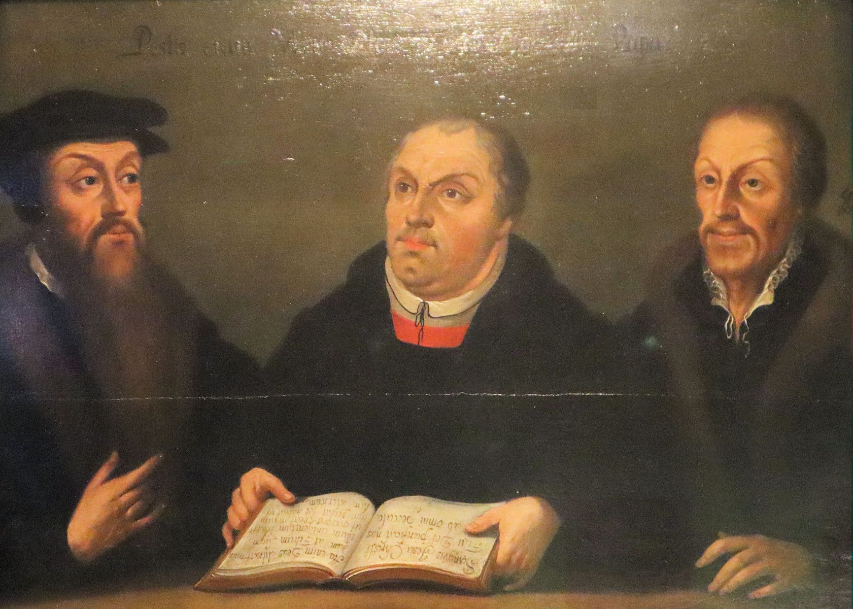 NN: Calvin (rechts) mit Philipp Melanchthon (links) und Martin Luther, um 1585, im Melanchtonhaus in Wittenberg