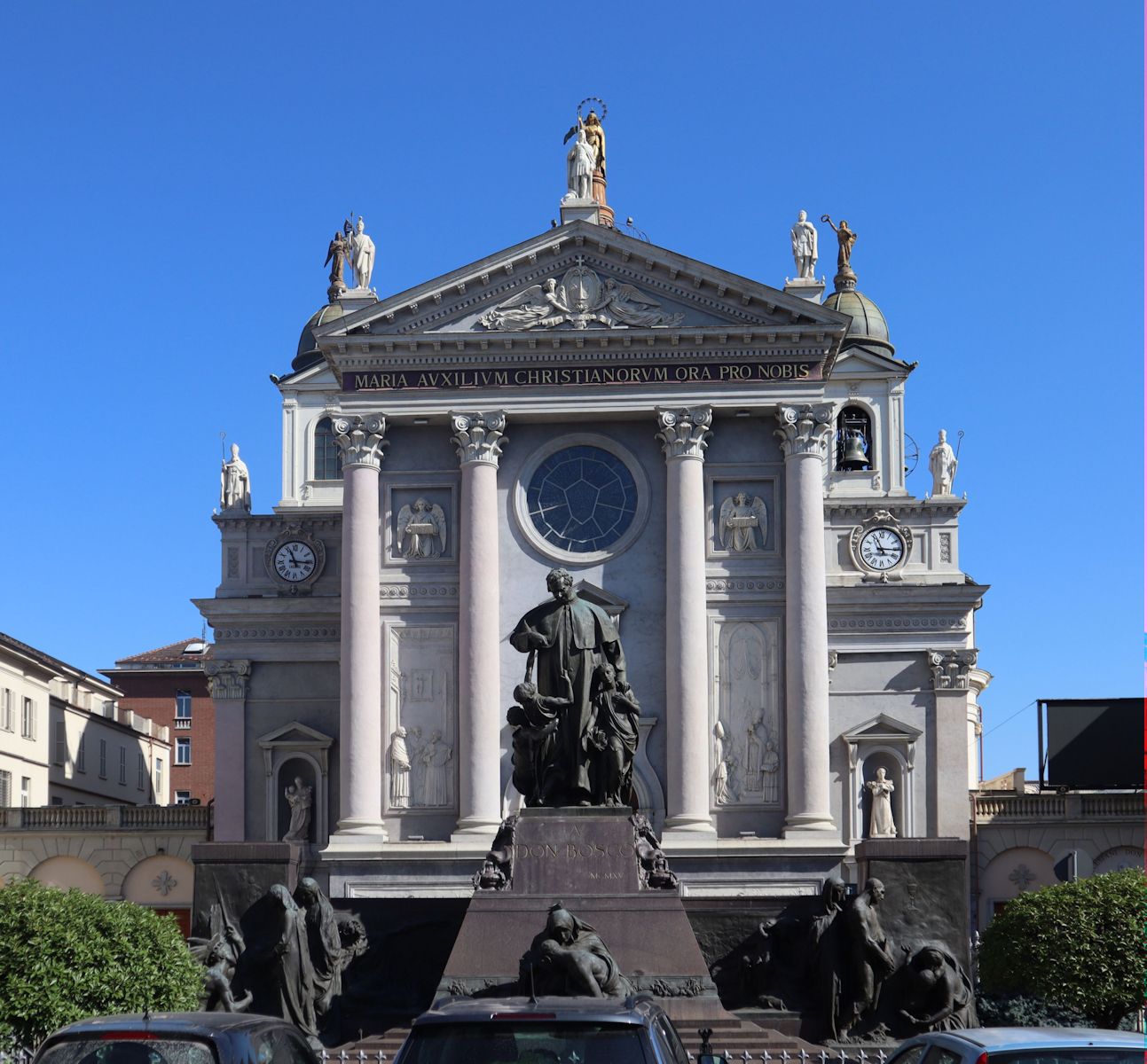 Denkmal vor der Kirche Santa Maria Ausiliatrice in Turin