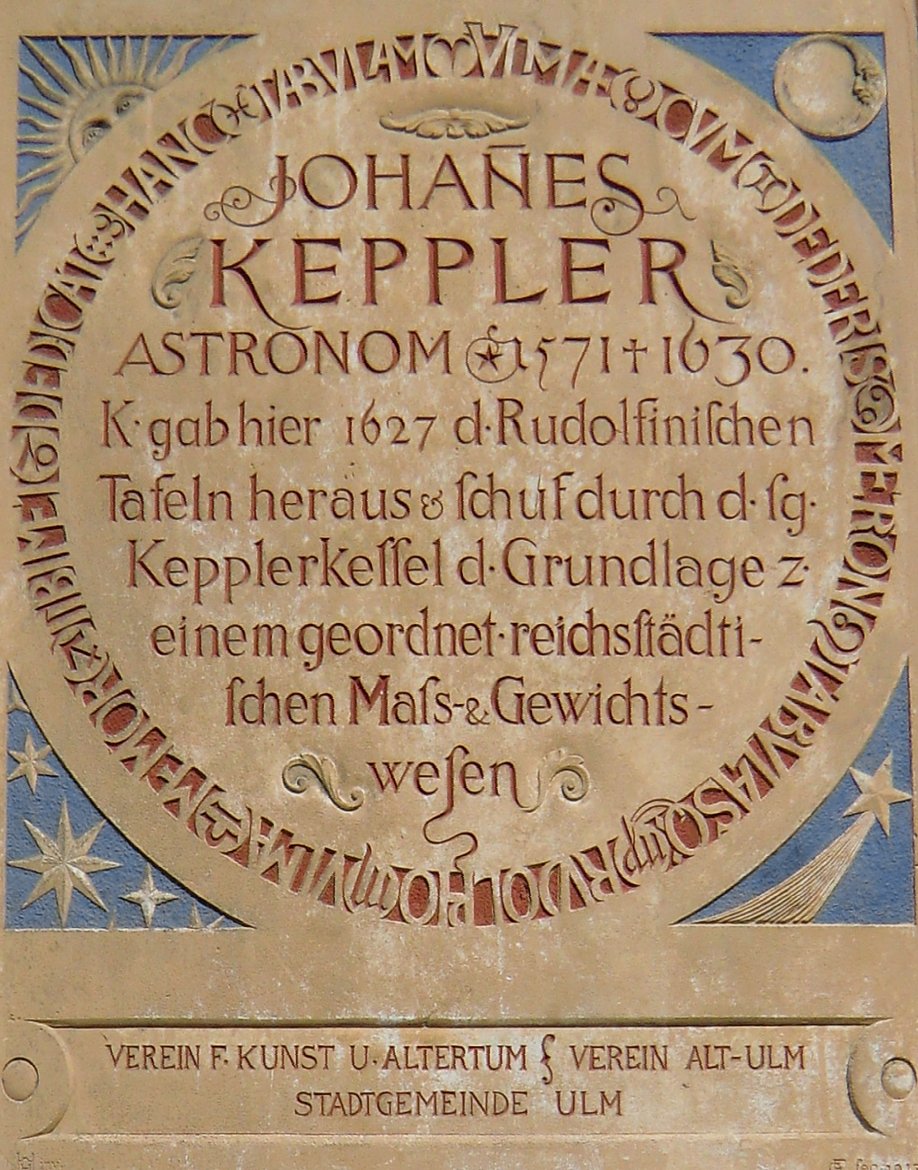 Gedenktafel am Rathaus in Ulm. Kepler wohnte in seiner Ulmer Zeit in der Kohlgasse