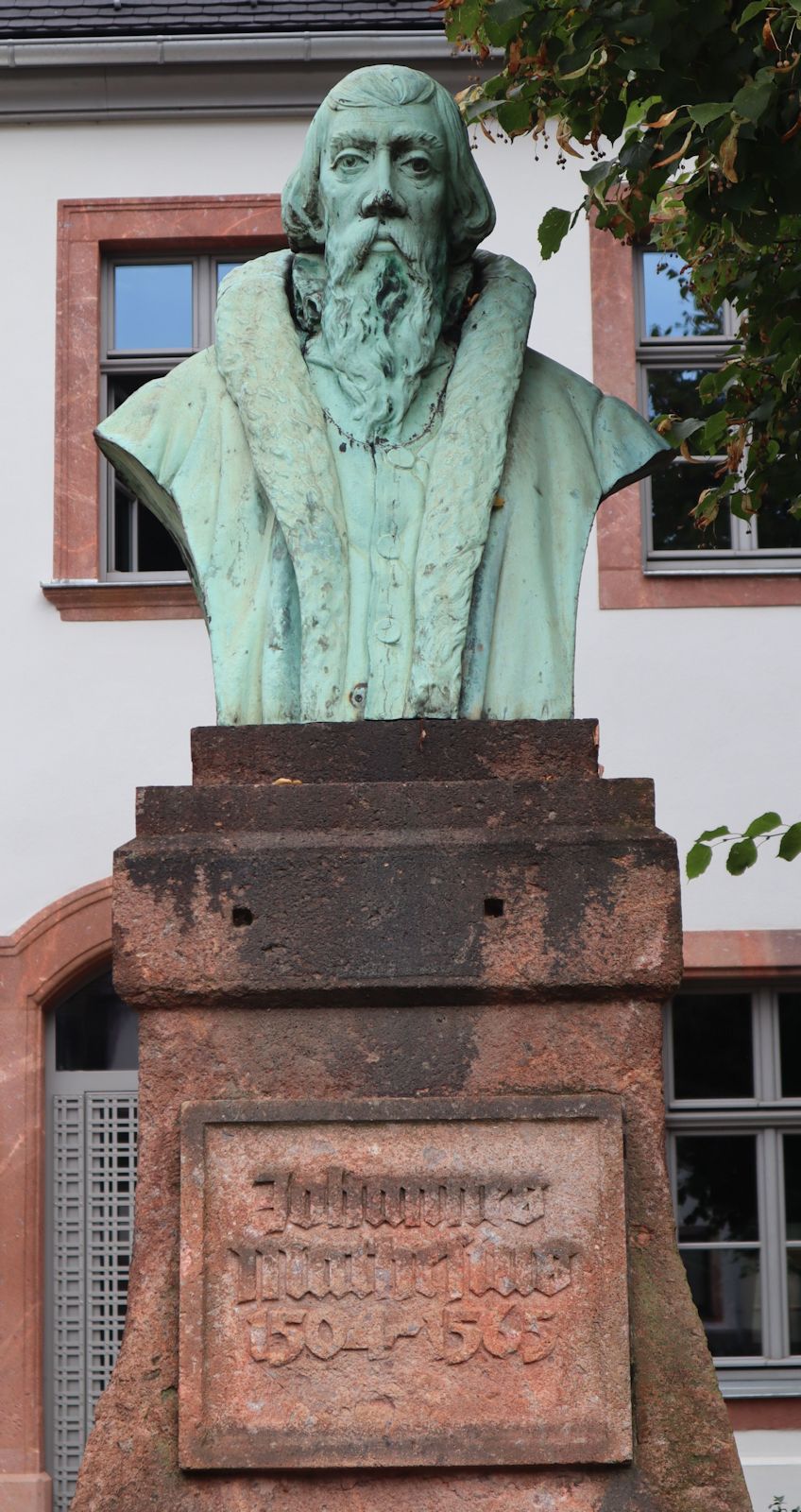 Denkmal vor der Kunigundenkirche in Rochlitz
