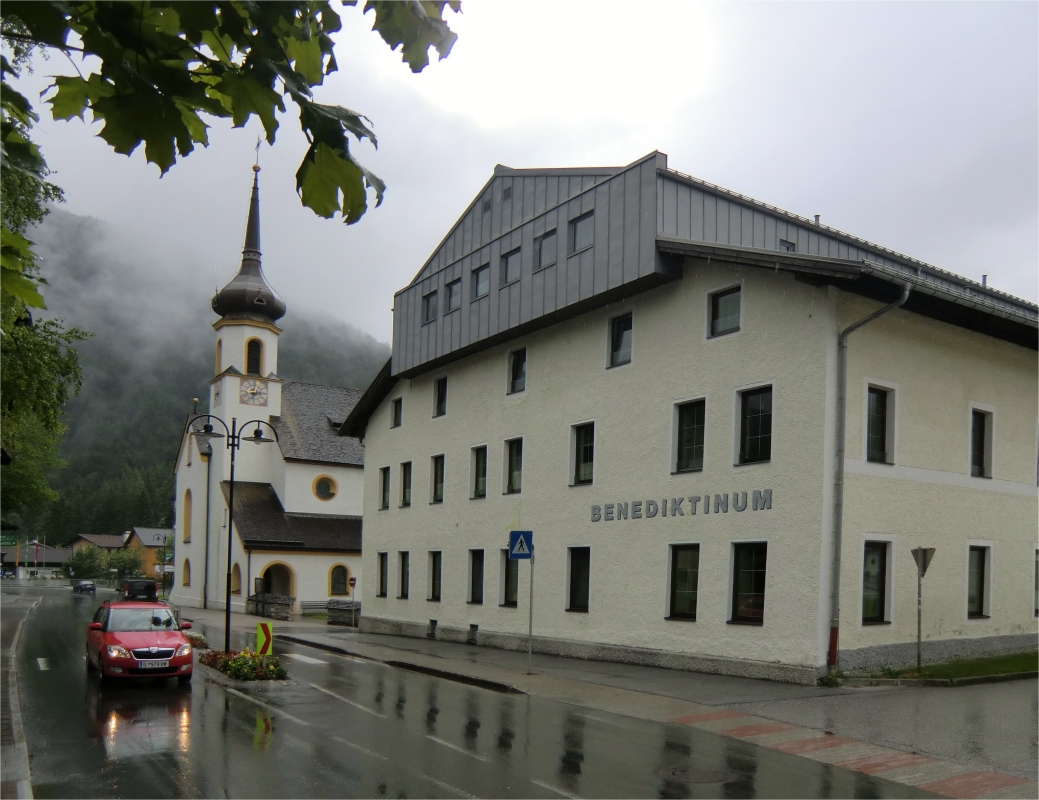 Das „Benediktinum” und die Kirche in Scharnitz