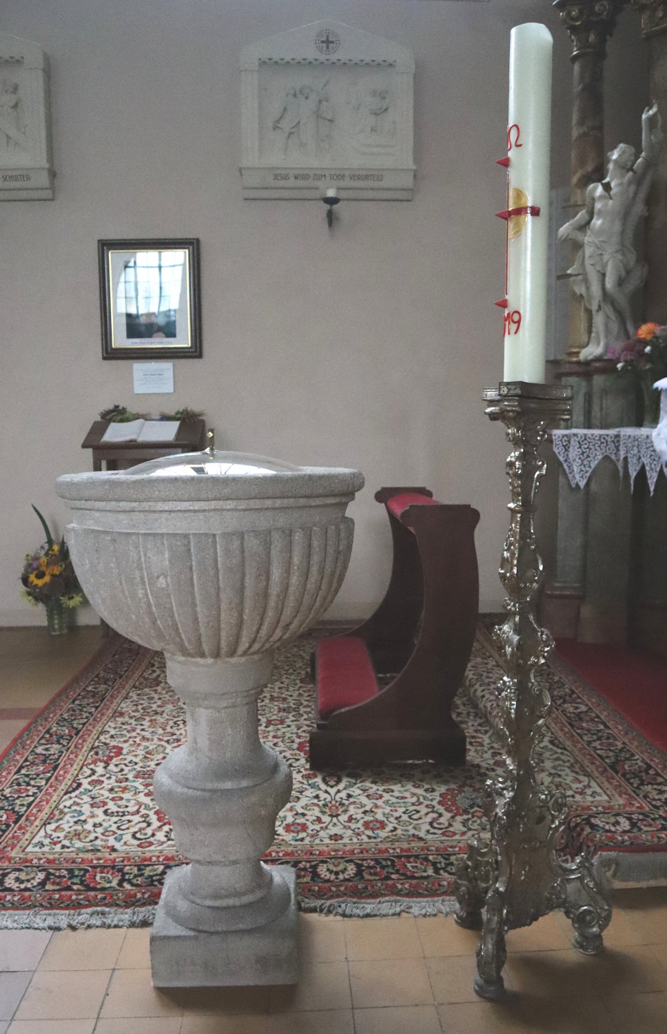(alter) Taufstein in der Pfarrkirche in Enzersfeld, an dem Johannes Stöger am 4. Oktober 1810 getauft wurde