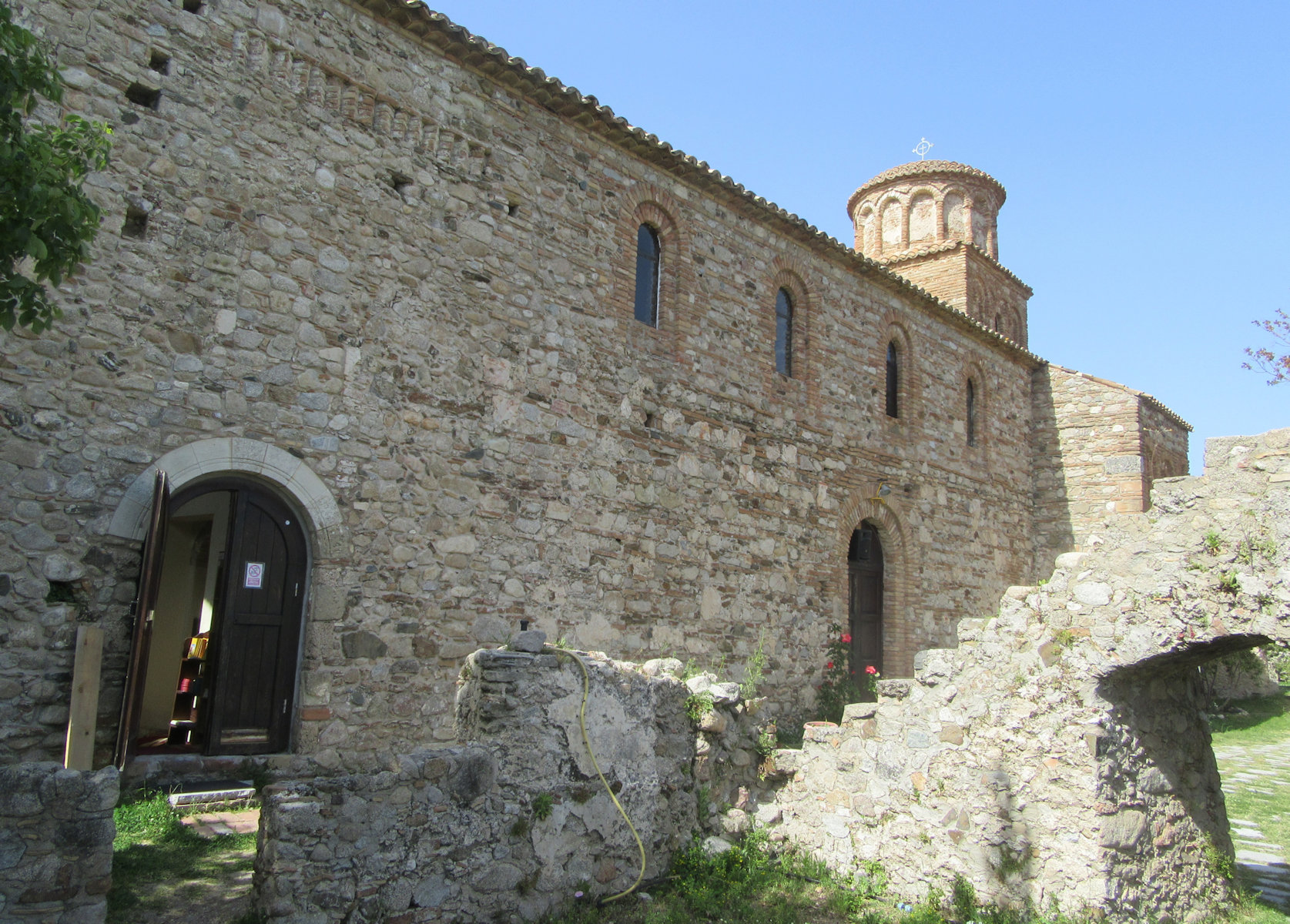 Johannes geweihte Kirche und Reste des Klosters bei Bivongi