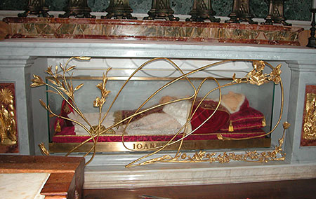 Johannes' Glassarg in einer Seitenkapelle des Petersdomes im Rom